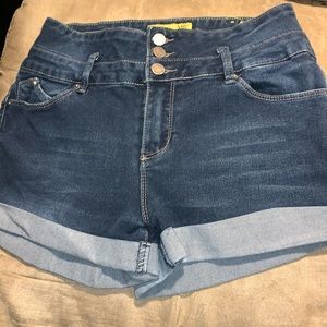 Push up 3-button mid-rise shorts super soft